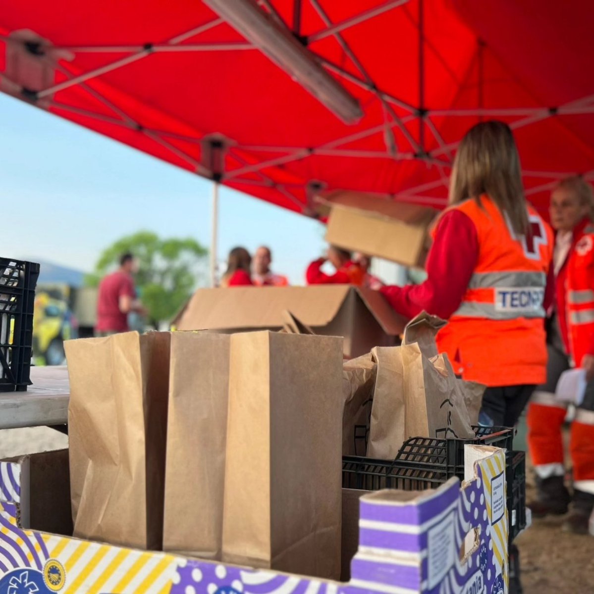 Durante los 8 años que tuve el honor de dirigir las Emergencias en Extremadura, @cruzrojaex siempre estuvo al pie del cañón, cuando la gente más lo necesitaba. 

Son incansables, cruciales: alivian el sufrimiento con neutralidad. Solidaridad en todo su esplendor. Gracias ❤️
