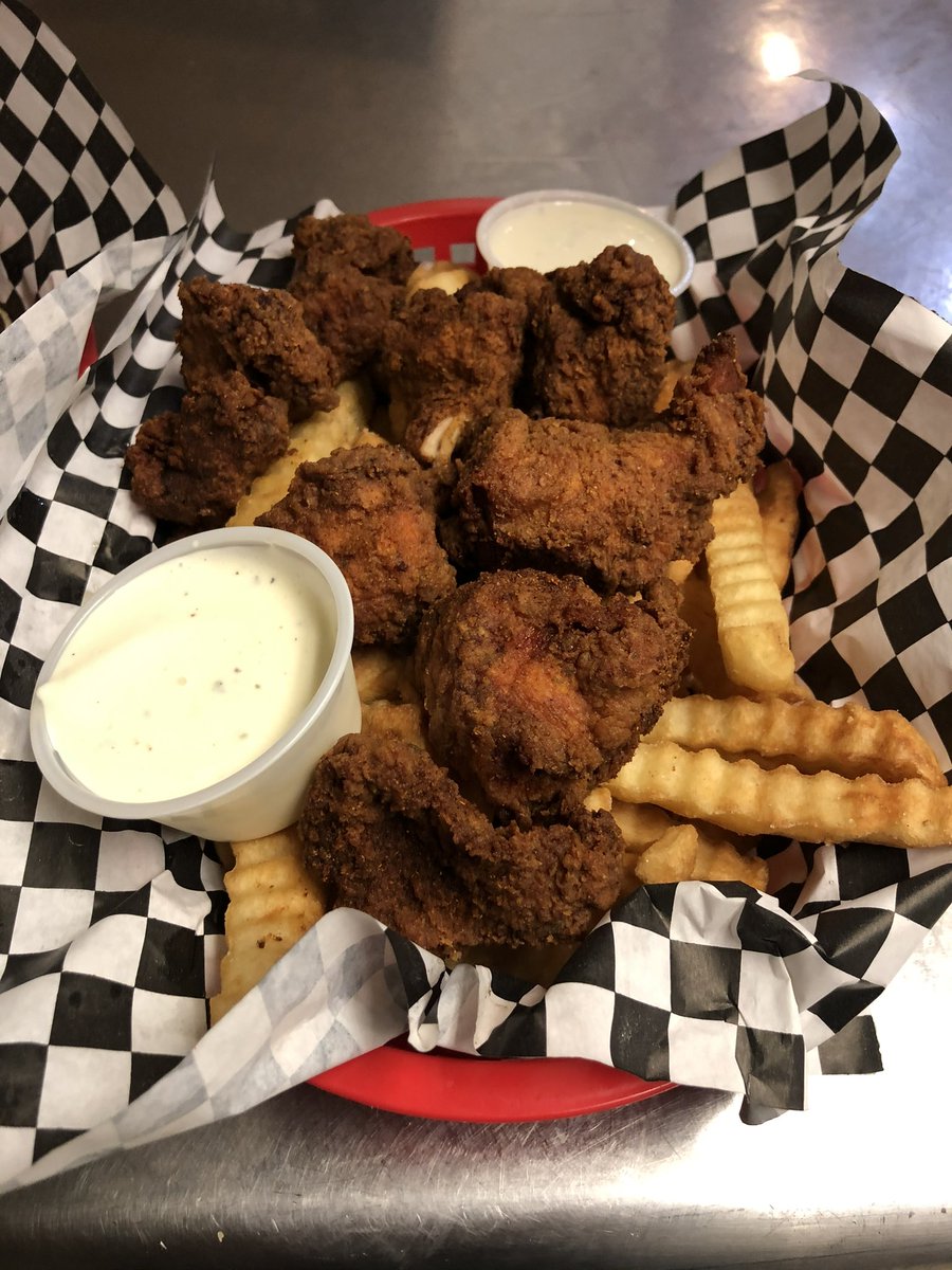 CornerPubGH's tweet image. Lunch Time! #hotchicken #giantsalad