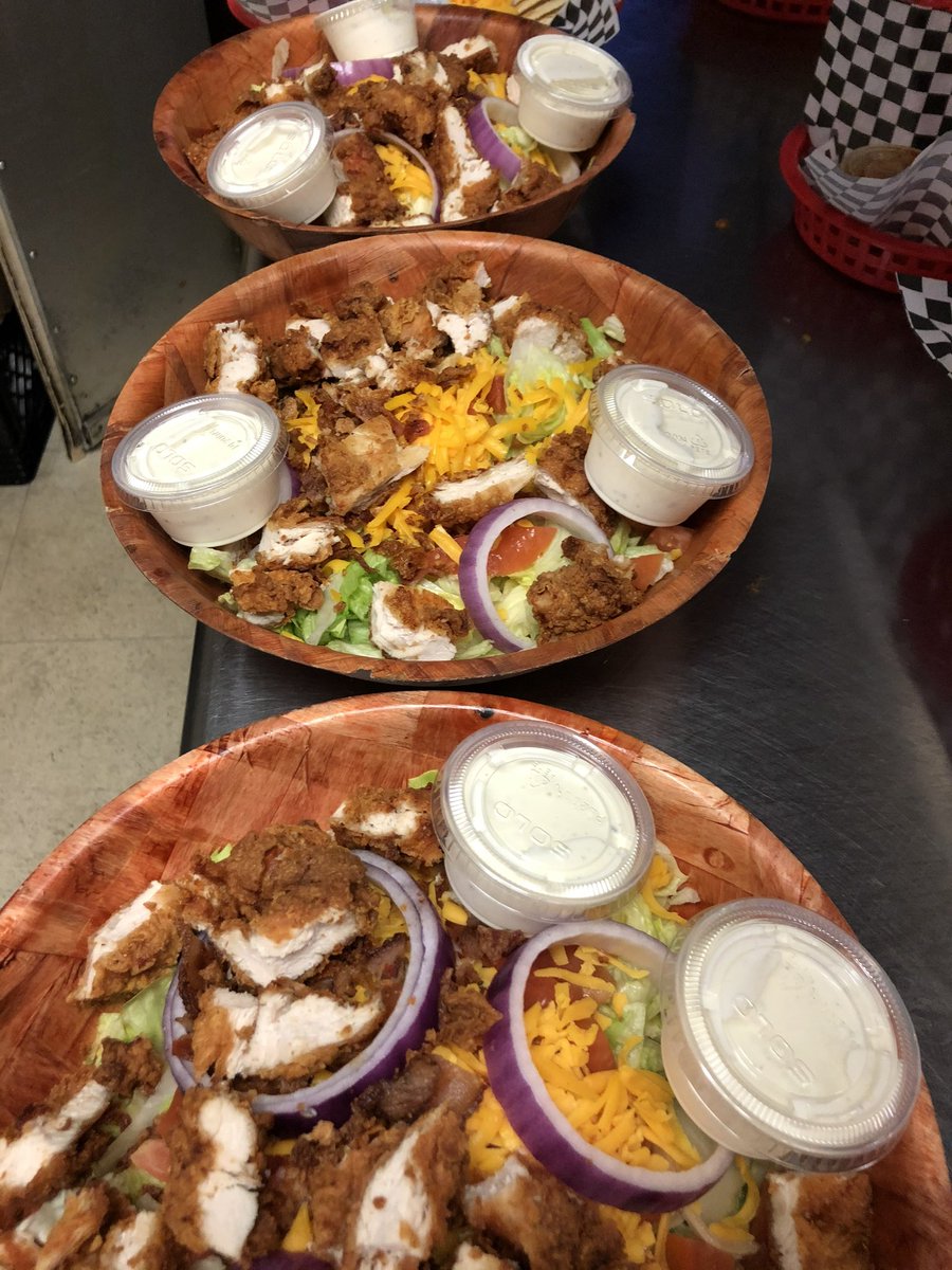 CornerPubGH's tweet image. Lunch Time! #hotchicken #giantsalad