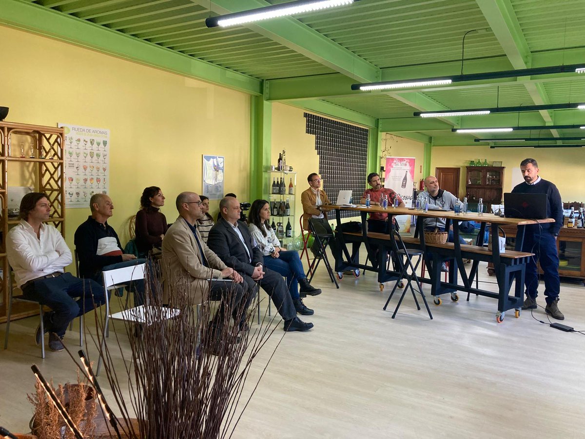 fjuanadevega's tweet photo. #GOOliveirasdeGalicia | Hoxe, o consorcio tivemos reunión de coordinación do Grupo Operativo Oliveiras de Galicia na sede da empresa Ouro de Quiroga #Lugo para facer repaso de actividades e programar a terceira anualidade. 

Ao finalizar, visitamos a almazara e a plantación. https://t.co/GAYf34lxTh