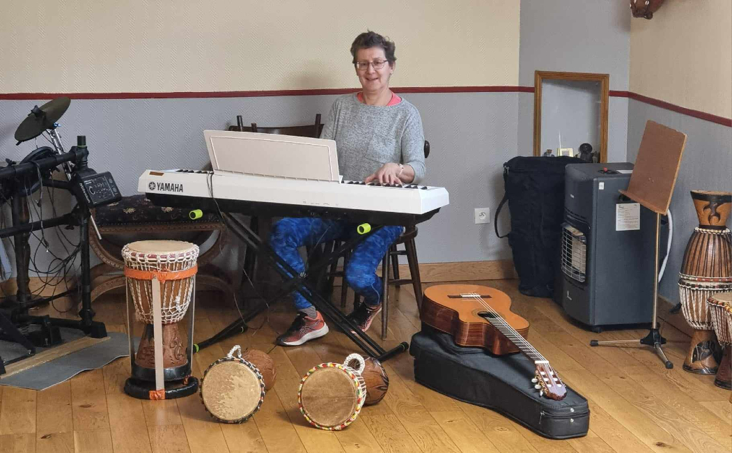 Hebdo57's tweet image. Emmanuelle Pélot a fondé l’école de #musique « La Clé des Champs ». Son #association va en ruralité et fait découvrir la musique sans passer par la case #solfège. Malgré la crainte d’une fermeture, la directrice entend encore développer l&apos;école 
➡️ ami-hebdo.com/la-cle-des-cha…