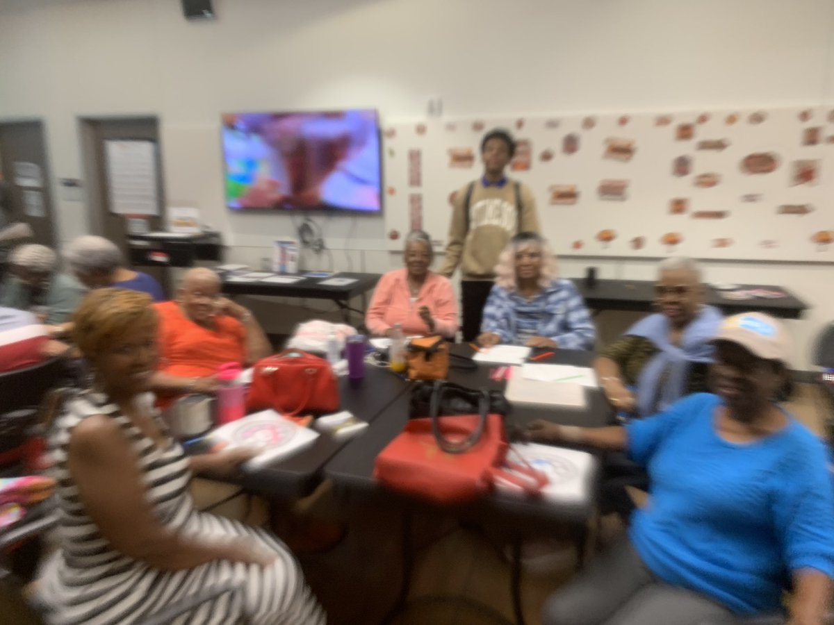 HPDOCAAALIAISON's tweet photo. The Teen And Police Services TAPS Academy from ProVision Academy visited the community seniors at the Sunnyside Multi Service Center. They connected with the seniors by doing various arts and crafts. @houstonpolice @ABHudsonHPD @DetCarr1 @AapolH https://t.co/cwjNoXSzts