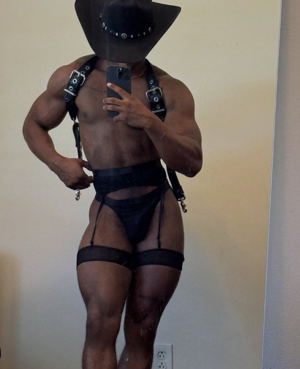 LingerieMales's tweet photo. Damn! So fucking sexy @shortfitguyy 🔥🔥🥵🥵 https://t.co/iYNMv7QMqe