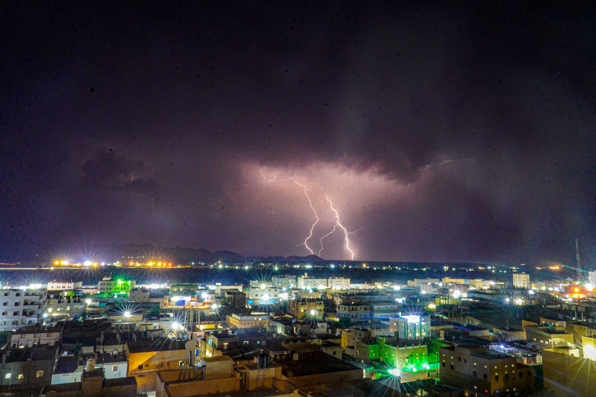 "يتفاقم انهيار الوضع الإنساني في #اليمن مع تواتر الظواهر الجوية القاسية، وهو ما يستدعي إدراج مسألة تأثير التغيرات المناخية في قائمة أولويات أجندة التنمية والمساعدات الإنسانية. 
يحتل اليمن المرتبة الـ 6 في مؤشر الدول الهشة من بين 179 دولة، كما يظل من أقل البلدان المستفيدة من