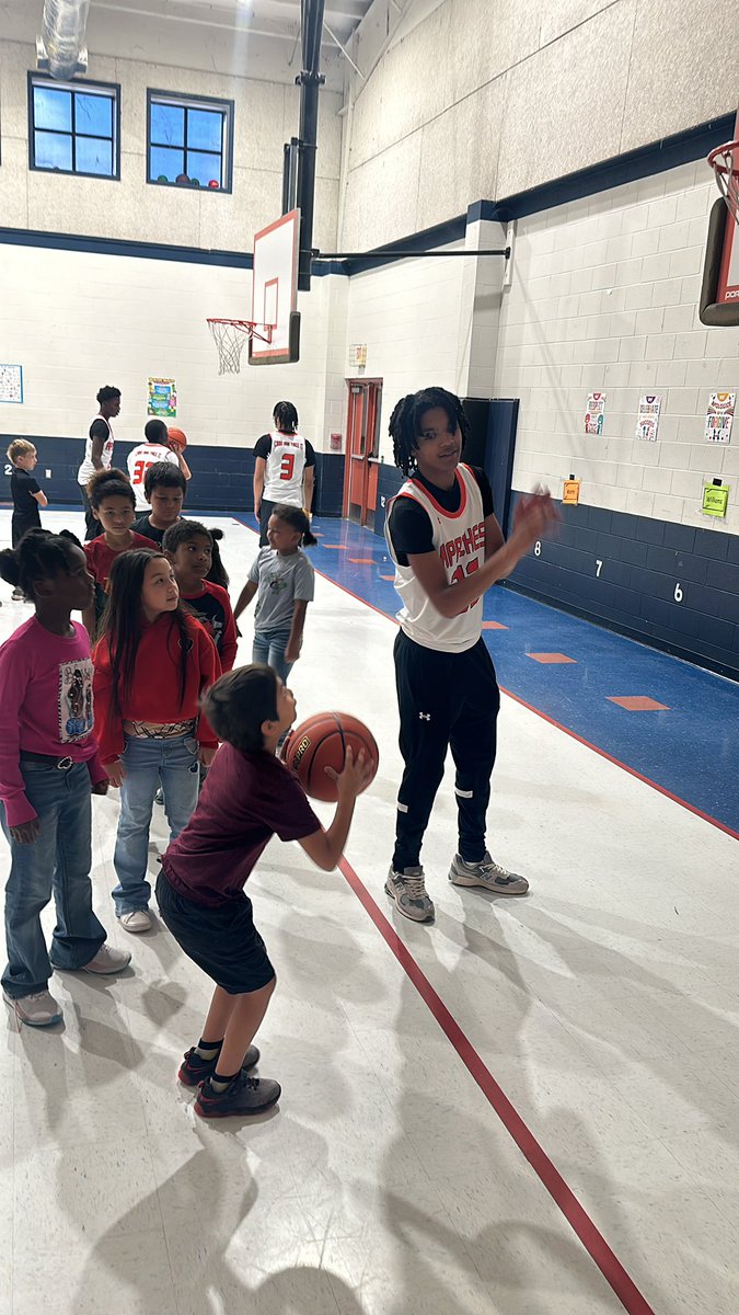 Gonzales Basketball tweet media