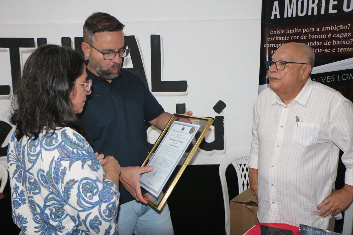 LivroCarioca's tweet photo. No lançamento do livro A Morte Usa Batom, dia 08/11, no Rio de Janeiro, Luis Lomanth recebeu das mãos do vereador Vitor Hugo a Moção de Congratulações e Aplausos, da Câmara de Vereados do Rio de Janeiro, como reconhecimento pelo conjunto de suas obras literárias. https://t.co/EiE3EehsMY