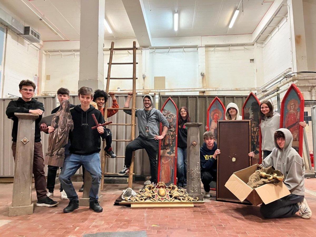 TheBottleYard's tweet image. We helped @picture_zero achieve a sustainable scenery strike for Wolf Hall: The Mirror &amp;amp; the Light, which based with us whilst filming on location.
With “game changing” collaboration from our team, 23 tonnes of sets were rehomed 👍
Full story: bit.ly/3Z32nXC