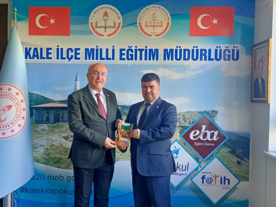 KaleKitapOkuyor's tweet photo. Tarihin sayfalarında koşar adım dolaşır; destanlara, trajedilere tanıklık ederiz.
Denizli İl Kültür Müdürü Hüdaverdi Otaklı ve Müdür Yardımcısı Hayrullah  Akgün'e  KalekitapOKUyorzincirimize katkı ve  desteklerinden dolayı teşekkür ederiz. 
@ArgeDenizli 
@YTEMEL3 
@DenizlideO https://t.co/3Z7Q4mthWu
