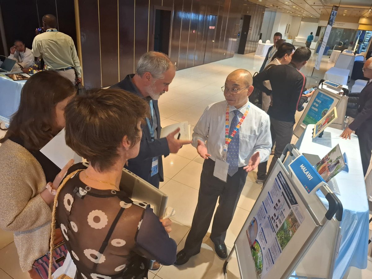FAOMalawi's tweet photo. #FAOMW_MDT18
#FAOMalawi team interacting with the #SubRegionalCoordinator &amp; the #SpecialAdvisor to the #ADG at the FAOMW #InnovationBooth - appreciating importance of the #DigitalSpace in transforming farmers' livelihoods &amp; #BeneficiaryGrants as project implementation modality. https://t.co/GyEnBOL16a