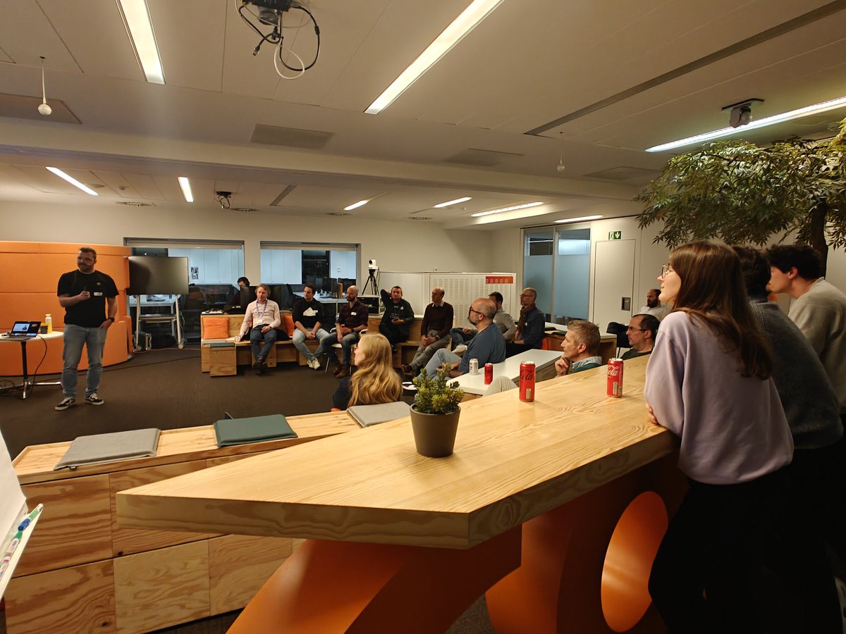 dataMinds tweet media