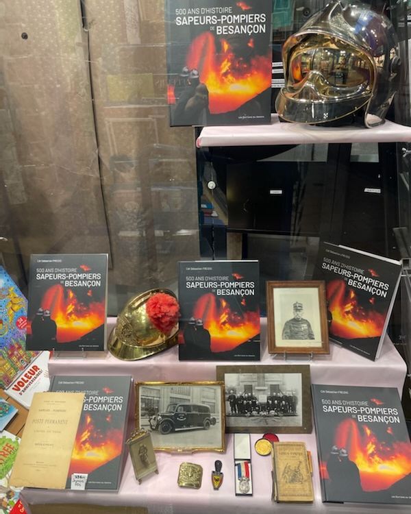 LE LIVRE retraçant 500 ans d'Histoire des Sapeurs-Pompiers de Besançon mis en valeur dans une belle vitrine scintillante de mille feux pour les fêtes de fin d'année à la Maison du Livre et de la Presse au 58 Grande Rue à Besançon 🎄✨🎁