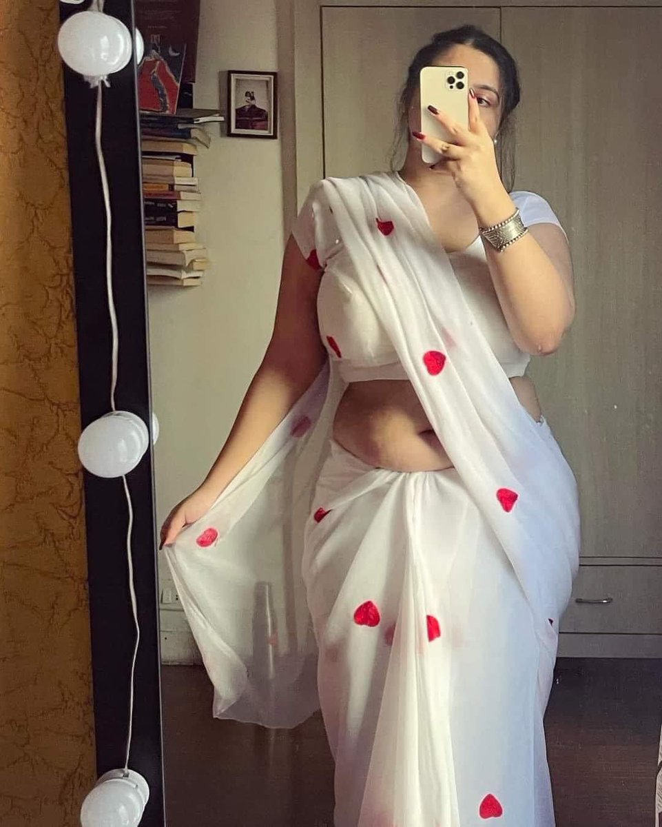 Poojakashyapfb's tweet image. पुरुष किसी स्त्री को प्रेम करता है,
 प्रेम बहुत जल्दी कामवासना की मांग शुरू कर देता है। 
स्त्री वर्षों प्रेम कर सकती है बिना कामवासना की मांग किए!!!!