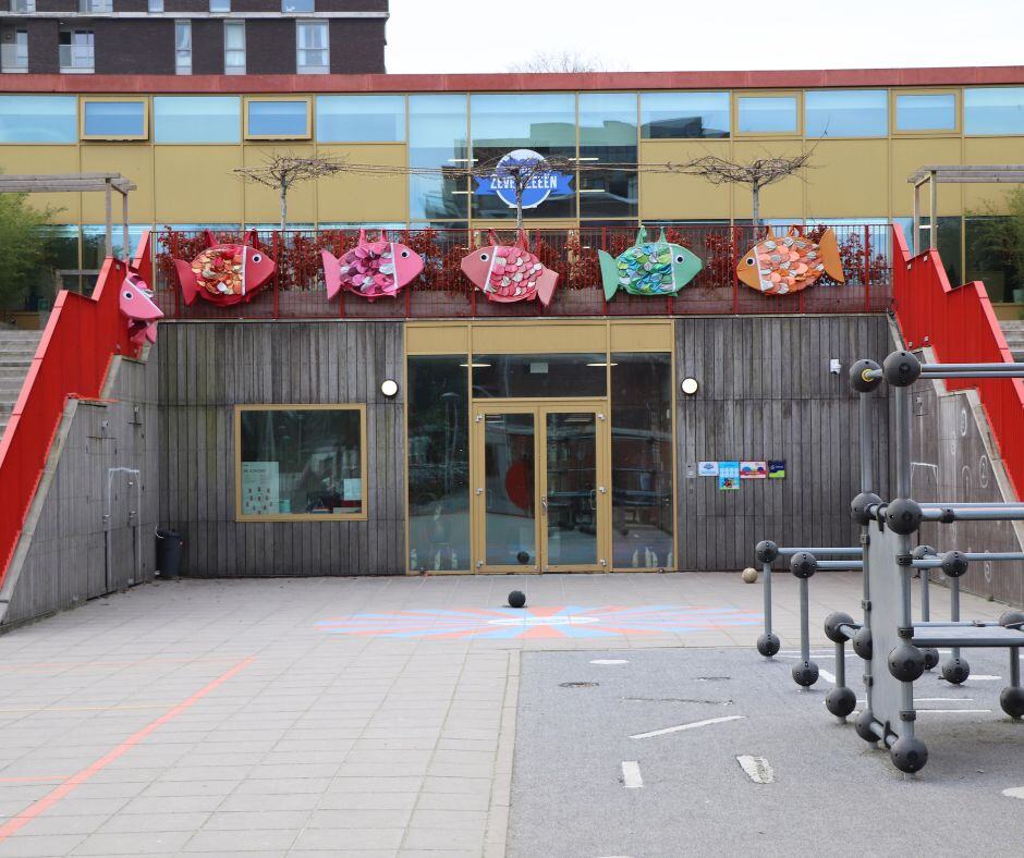 mosogroup's tweet photo. Check out the natural transformation of MOSO Bamboo X-treme Cladding!  Installed at IKC de Zeven Zeeën in the Netherlands, it weathers to a beautiful silver-grey. Durable, stable, and fire-resistant—ideal for public spaces like schools!
More and credits:
https://t.co/wyTCZMxSyp https://t.co/A6Gn7hm72n