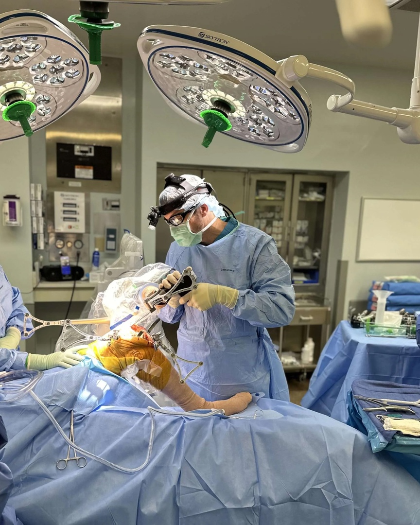 DrGonduskyMD's tweet image. 📢 New Blog Alert! 📢

Is robotic-assisted knee or hip replacement right for you? Dr. Gondusky breaks down the benefits—enhanced precision, personalized plans, and a faster path to recovery! 🚀

Read more here: heyor.ca/UPxlbC

#JointReplacement #RoboticAssistance