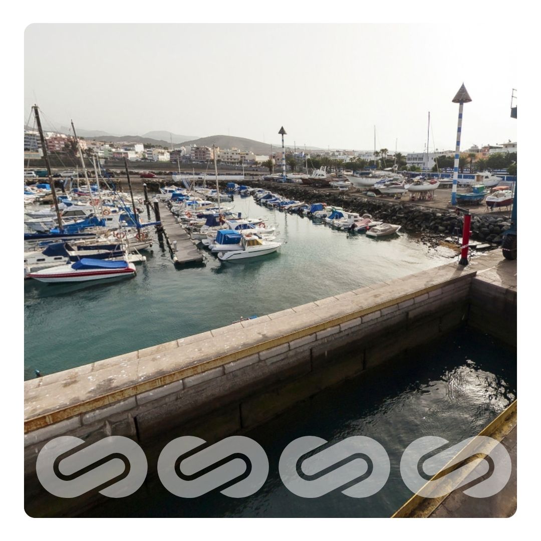 👉 ¿Sabías que el #PuertodeArguineguín combina la tradición de la pesca y la emoción del deporte? 

Ubicado al sur de #GranCanaria, este puerto cuenta con 93 amarres, astillero y travelift, además de líneas regulares de pasajeros. 

¿Lo has visitado? 😉

#PuertosCanarios