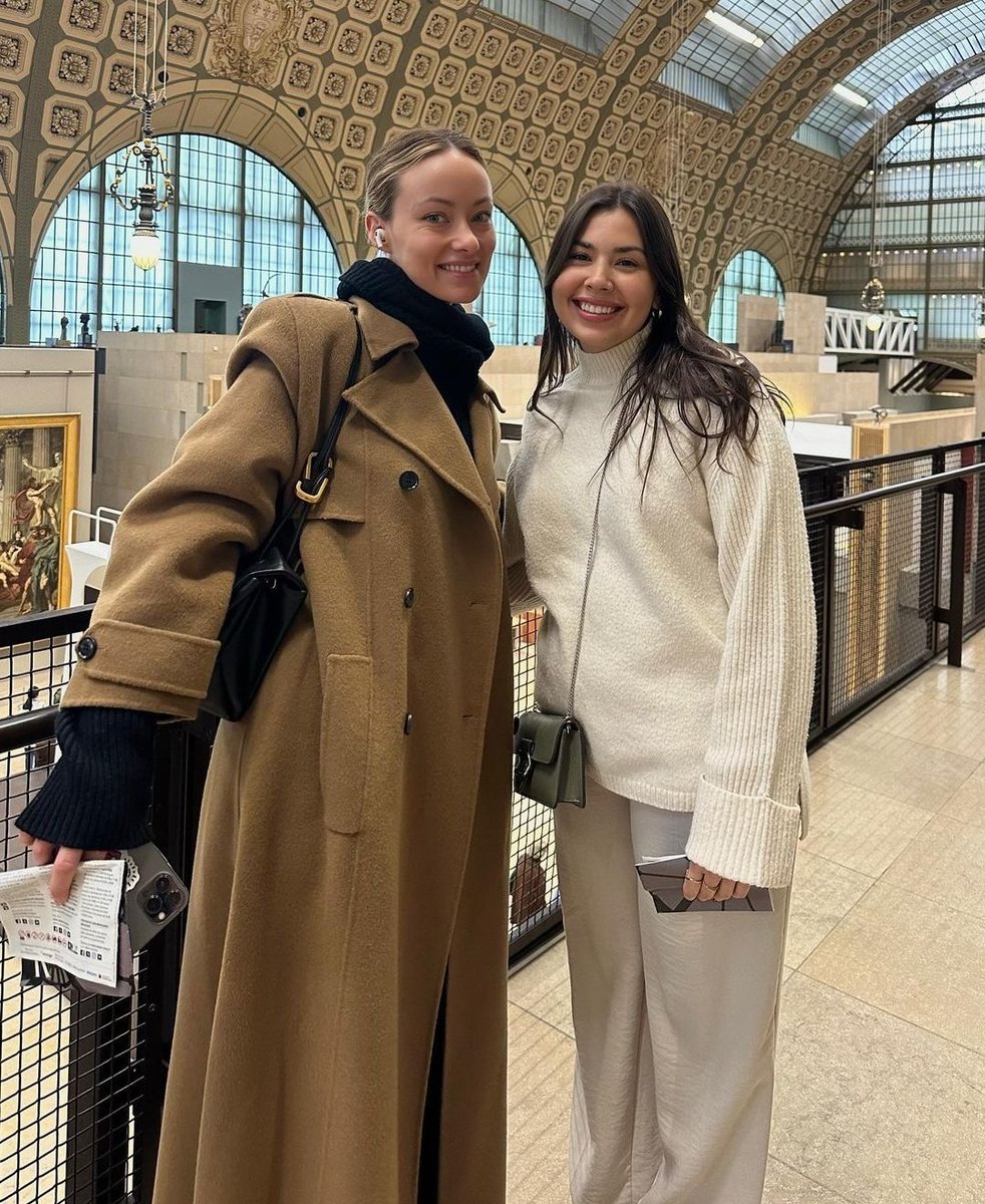 wilde_daily's tweet photo. Olivia Wilde with a fan in Paris recently! 🤎 https://t.co/RTMTMfk6mA
