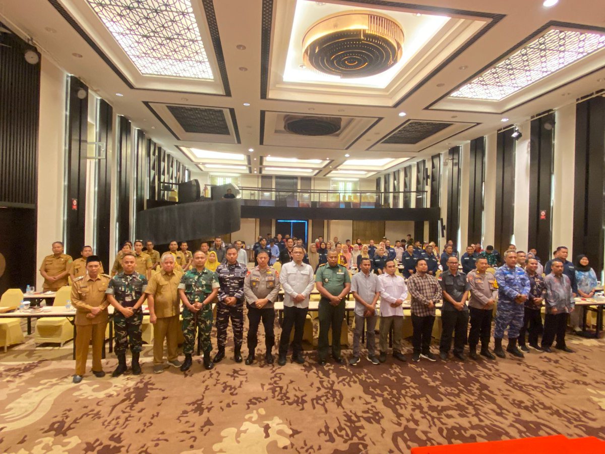 Trd0902's tweet photo. Pendim0902BERAU - Guna Dukung kelancaran dan kesuksesan Pilkada 2024, Danramil 09/Biatan Lettu Inf Budi Santoso mewakili Dandim 0902/Berau, Hadiri Rakor pengelolaan logistik Pilbup dan Wabup, bertempat di Balroom Hotel Bumi Segah Kec. Tanjung Redeb Kab. Berau. Senin (11/11/2024). https://t.co/QWSgQdtIJc