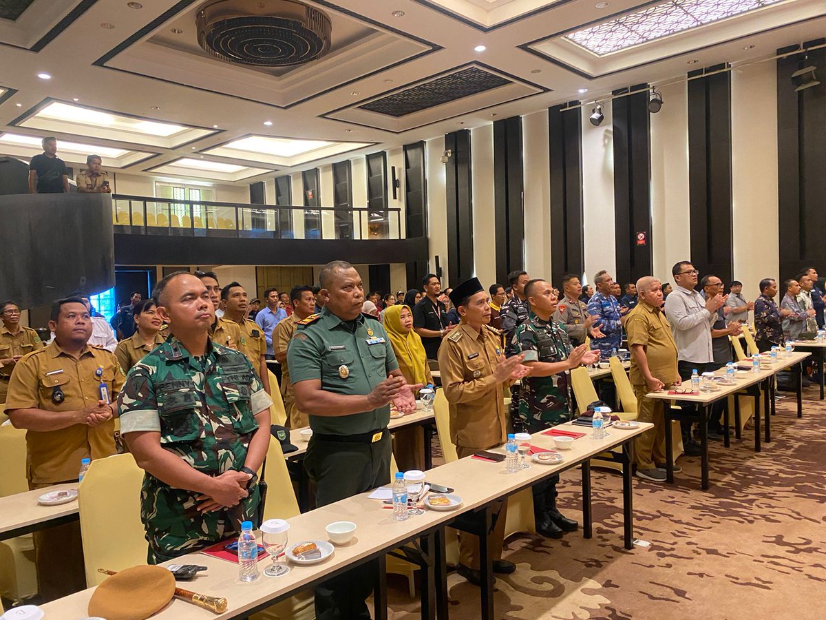 Trd0902's tweet photo. Pendim0902BERAU - Guna Dukung kelancaran dan kesuksesan Pilkada 2024, Danramil 09/Biatan Lettu Inf Budi Santoso mewakili Dandim 0902/Berau, Hadiri Rakor pengelolaan logistik Pilbup dan Wabup, bertempat di Balroom Hotel Bumi Segah Kec. Tanjung Redeb Kab. Berau. Senin (11/11/2024). https://t.co/QWSgQdtIJc