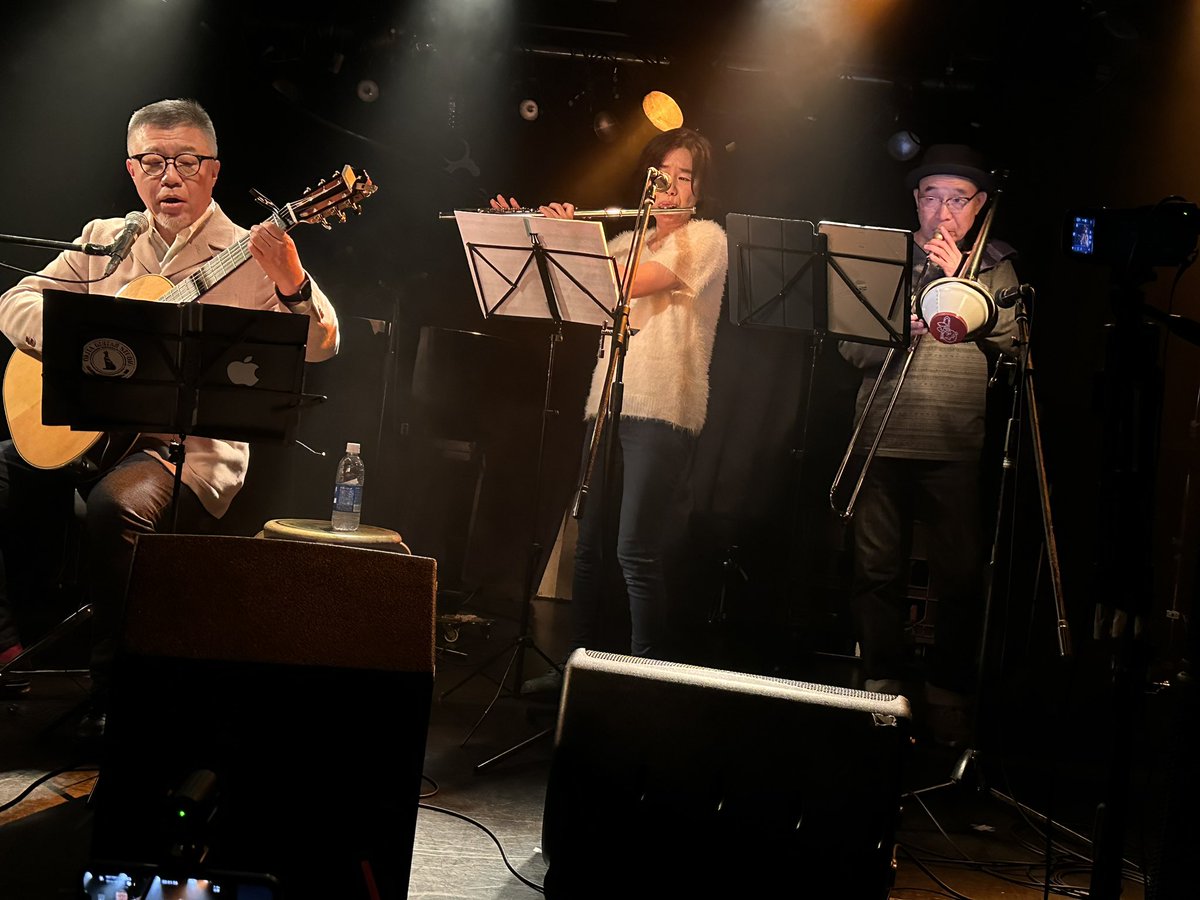 n_pro_spectator's tweet photo. #東新宿 #真昼の月夜の太陽 に行く。#uousaou #森となる のライブがあるから行ったのだが、今回は、#東京ヤルセナイツ のミヤビンさん(面識なし)の65歳の誕生日を祝うイベントだった…!
各出演者が、彼の作った曲を1曲披露する。
おれ的には、その曲を知らないため、全部新曲に聴こえた(笑)。 https://t.co/vCWcWjHf8U