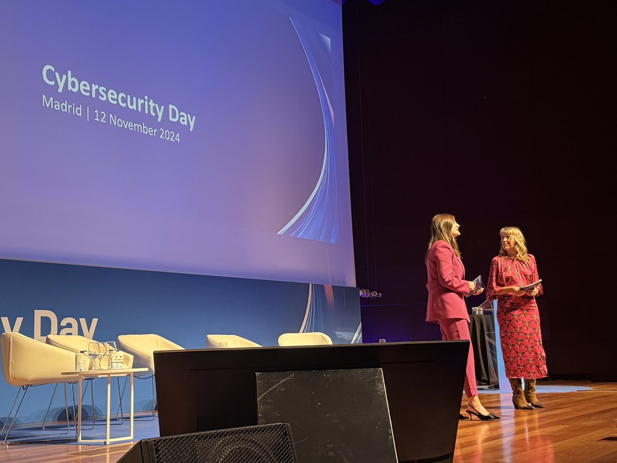 Y para despedir la jornada de este estupendo #SophosCyberSecurityDay las mejores maestras de ceremonia, <a href="/_RuthVelasco_/">Ruth Velasco</a>  y <a href="/annsensi/">Anna Sensi Ortega</a> . Gracias por asistir. ¡¡Nos vemos el año que viene!!