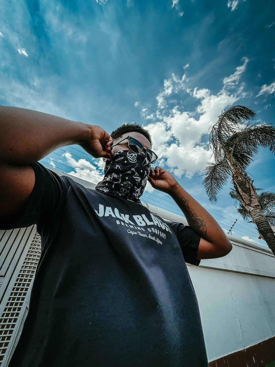 sb_sibisi's tweet photo. When life gives you lemons, drink Jack Black Beer instead. Problem solved. 🍻
The best taste of Cape Town right here in Johannesburg🖤
For: @JackBlackBeer
#JackBlackBeer #BeerSolvesEverything #Cheers” https://t.co/5BdtnAnwgN