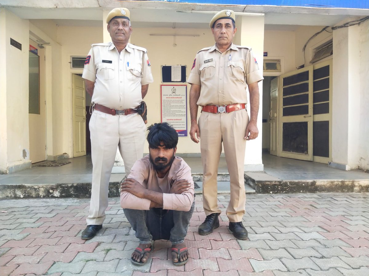 # पुलिस थाना चन्‍दवाजी की  कार्यवाही। 
# लकडी के कारखाने से विभिन्‍न मशिनरी सामान की चोरी करने वाले अभियुक्‍त को किया गिरफ्तार
# मुल्‍जिम संतोष कुमार पुत्र श्री हीरालाल रैगर उम्र 24 साल निवासी मनोहरपुर थाना मनोहरपुर जिला जयपुर ग्रामीण को  किया गिरफ्तार 
#JAIPURRURALPOLICE