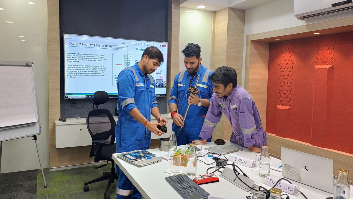 Cairn_Vedanta's tweet photo. Nurturing young talent with RISER!

Our tailor-made programs to train young engineers with the required skill sets to navigate through the complexities of the oil and gas industry. 

#RISERProgram #ERDTraining #30YearsOfEnergisingIndia #FueledByCairn https://t.co/oS2aOfwj83