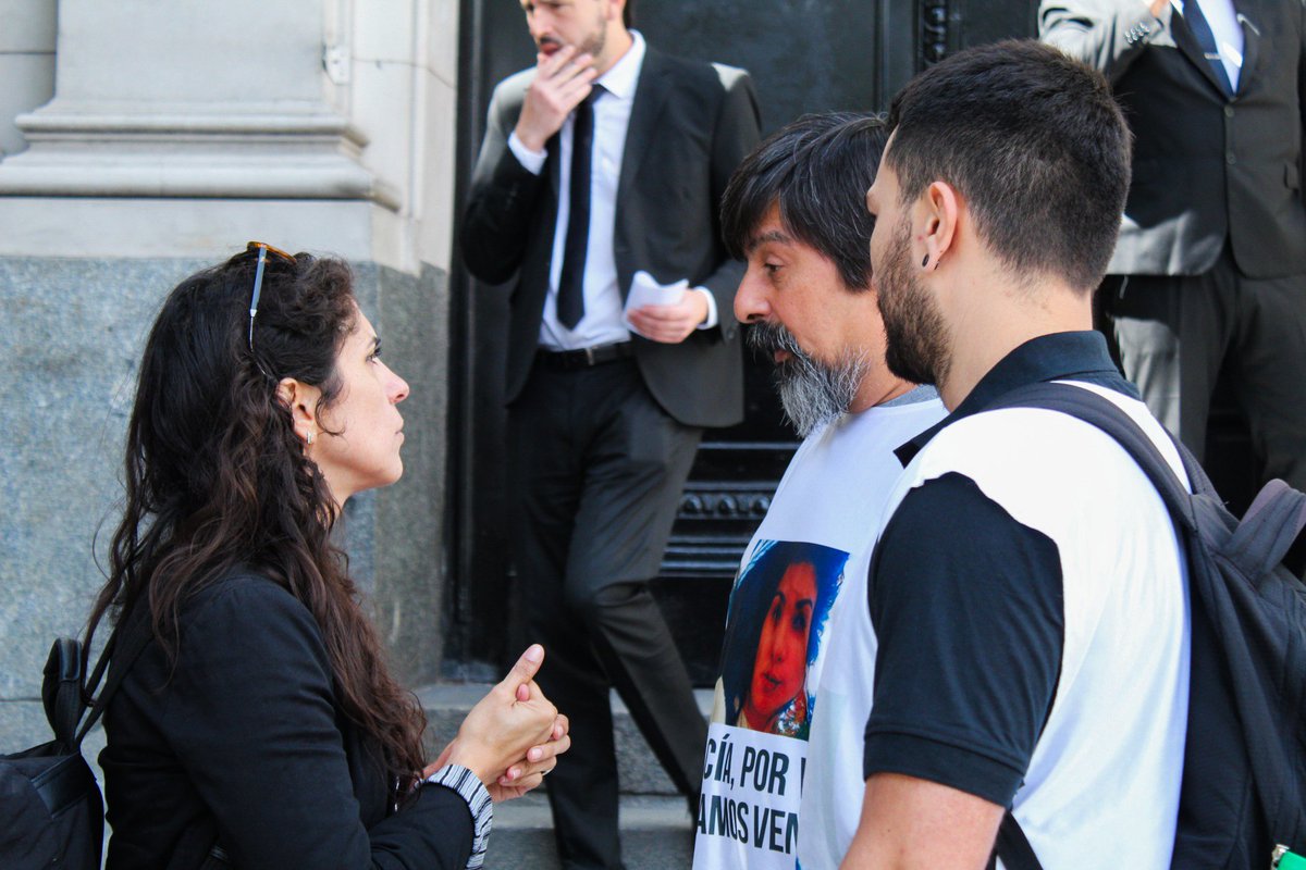 En el primer juicio por el femicidio de Lucía Peréz, los jueces Pablo Viñas y Facundo Urso con argumento misóginos absolvieron a los culpables de la acusación de abuso sexual y solo los condenó por venta de drogas.

Gracias a la lucha de la mamá de Lucía, familiares y diversas