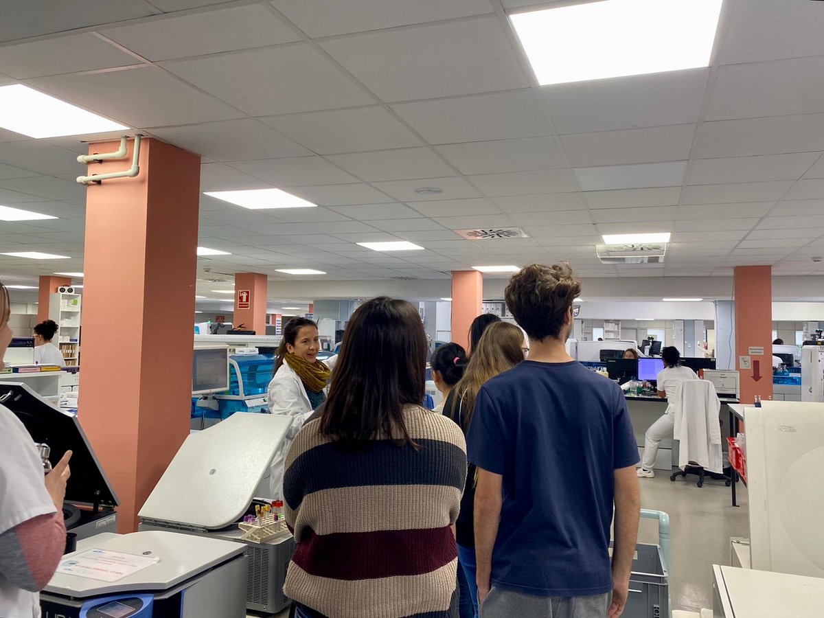 Les doctores Roser Ferrer, Conxita Jacobs i Clara Ramírez han fet una visita a un grup de nois i noies de la <a href="/FundacioFriends/">Fundació Friends</a> per la #SC24 i els han explicat com es treballen les mostres per les anàlisis de diferents proves i la recerca en un gran Campus.

#DivulgaCiènciaVH