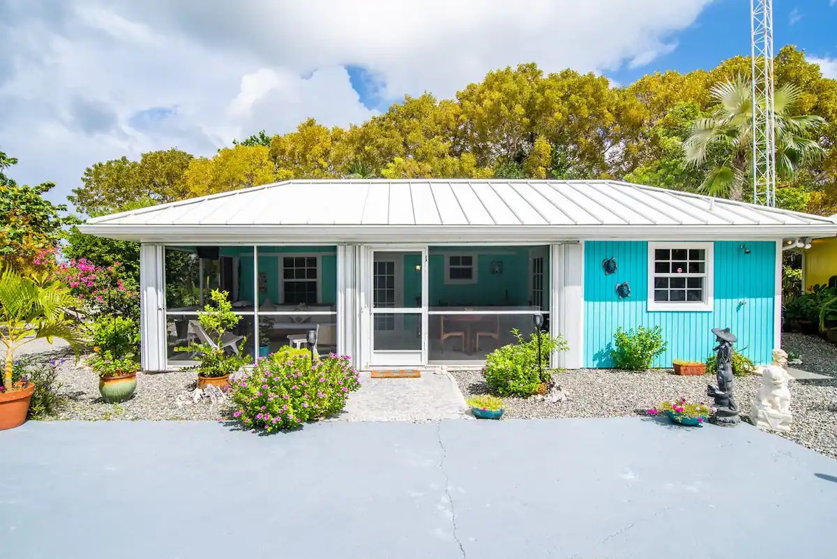 PoMBeachFrVilla's tweet photo. Experience beachfront luxury in the Cayman Islands! Book your oceanfront vacation villa for a perfect island retreat. Book your dream stay now at https://t.co/vWftrkWde9
#CaymanIslands #OceanfrontVilla #Airbnb https://t.co/VHtKrcR6LI