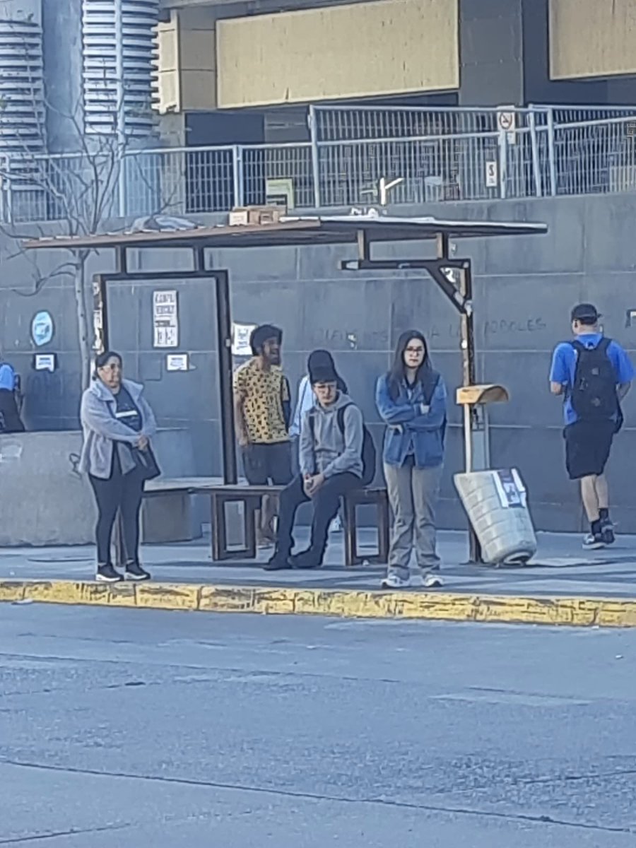 claudy_blue's tweet image. Anden con mucho cuidado! en el centro de #VinadelMar anda un loco, drogadicto o esquizofrénico en situación de calle, pegándole a las mujeres. Ayer fui víctima de él junto a otras mujeres que tuvimos la mala suerte de encontrarnos con él. Lo detuvieron, pero hoy ya anda suelto…