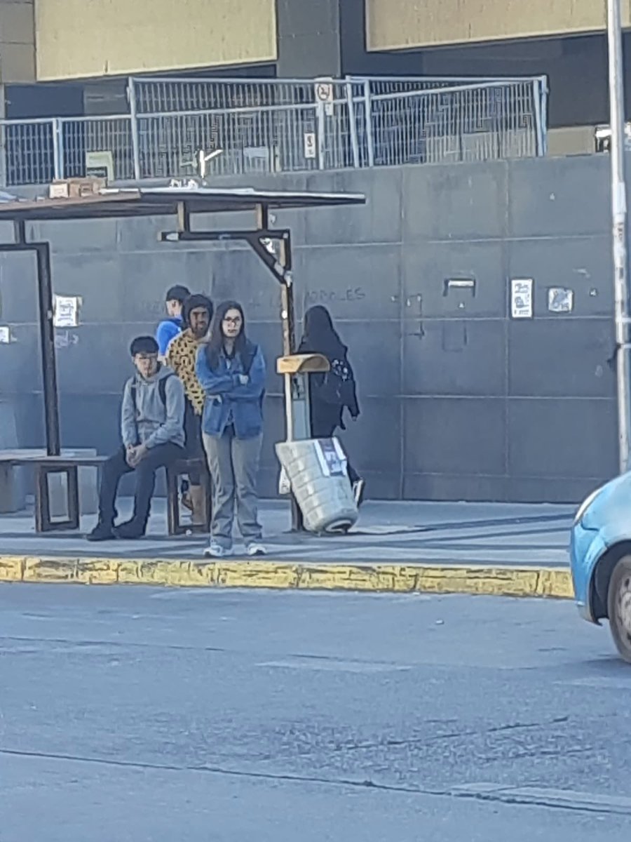 claudy_blue's tweet image. Anden con mucho cuidado! en el centro de #VinadelMar anda un loco, drogadicto o esquizofrénico en situación de calle, pegándole a las mujeres. Ayer fui víctima de él junto a otras mujeres que tuvimos la mala suerte de encontrarnos con él. Lo detuvieron, pero hoy ya anda suelto…