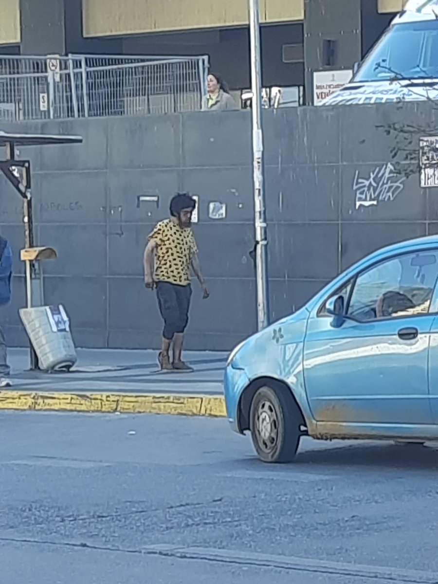 claudy_blue's tweet image. Anden con mucho cuidado! en el centro de #VinadelMar anda un loco, drogadicto o esquizofrénico en situación de calle, pegándole a las mujeres. Ayer fui víctima de él junto a otras mujeres que tuvimos la mala suerte de encontrarnos con él. Lo detuvieron, pero hoy ya anda suelto…