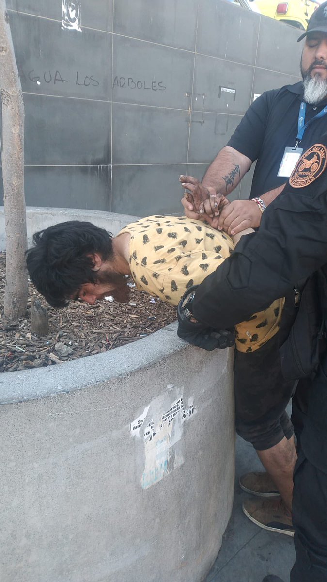 claudy_blue's tweet image. Anden con mucho cuidado! en el centro de #VinadelMar anda un loco, drogadicto o esquizofrénico en situación de calle, pegándole a las mujeres. Ayer fui víctima de él junto a otras mujeres que tuvimos la mala suerte de encontrarnos con él. Lo detuvieron, pero hoy ya anda suelto…