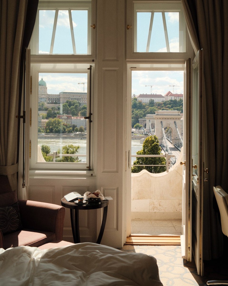 Our Danube River View room blends perfectly comfort and views—your own Budapest postcard.
📸 x @ahmad.aldabagh #FSBudapest #GreshamPalace