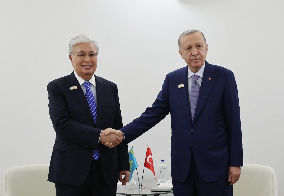 Cumhurbaşkanımız Recep Tayyip Erdoğan, Azerbaycan'da düzenlenen Dünya Liderleri İklim Zirvesi kapsamında Kazakistan Cumhurbaşkanı Kasım Cömert Tokayev ile bir araya geldi.