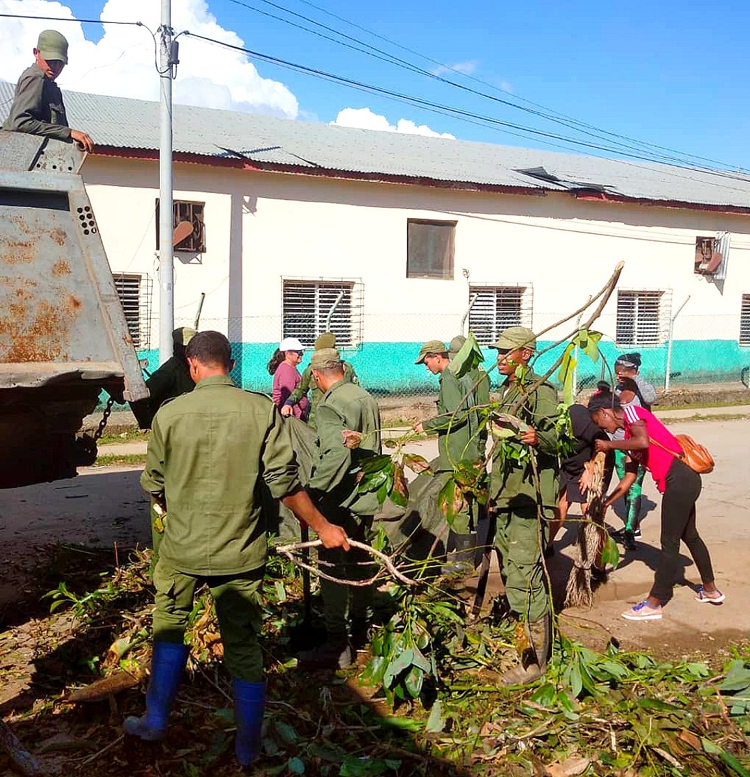 🟢🔴🟠| Desde las primeras horas, hombres y mujeres, del Ejército Occidental equipados con la experiencia y el compromiso que les caracteriza, se ha volcado a la tarea de reconstruir lo que el huracán destruyó en Candelaria. #FuerzaCuba  #UnidosXCuba