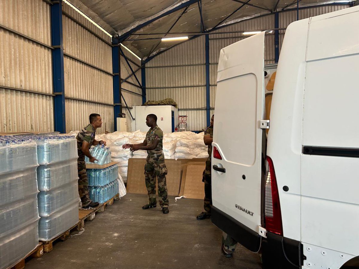 acguyane's tweet photo. L’opération de distribution d’eau dans les écoles de Saint-Laurent du Maroni par le RSMA a débuté https://t.co/1ZJfh94XKZ