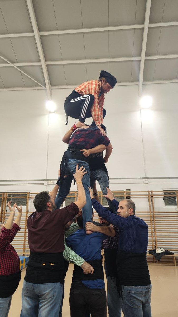 JordiMallach's tweet photo. #Lluc va creixent i agafant pes, i les nostres alçadores comencen a no poder amb ell. Com que encara vol pujar al 4t, i son pare per ell farà el que faça falta, estem provant una coseta. 😉 #Muixerangues https://t.co/J1qrtFXoEW