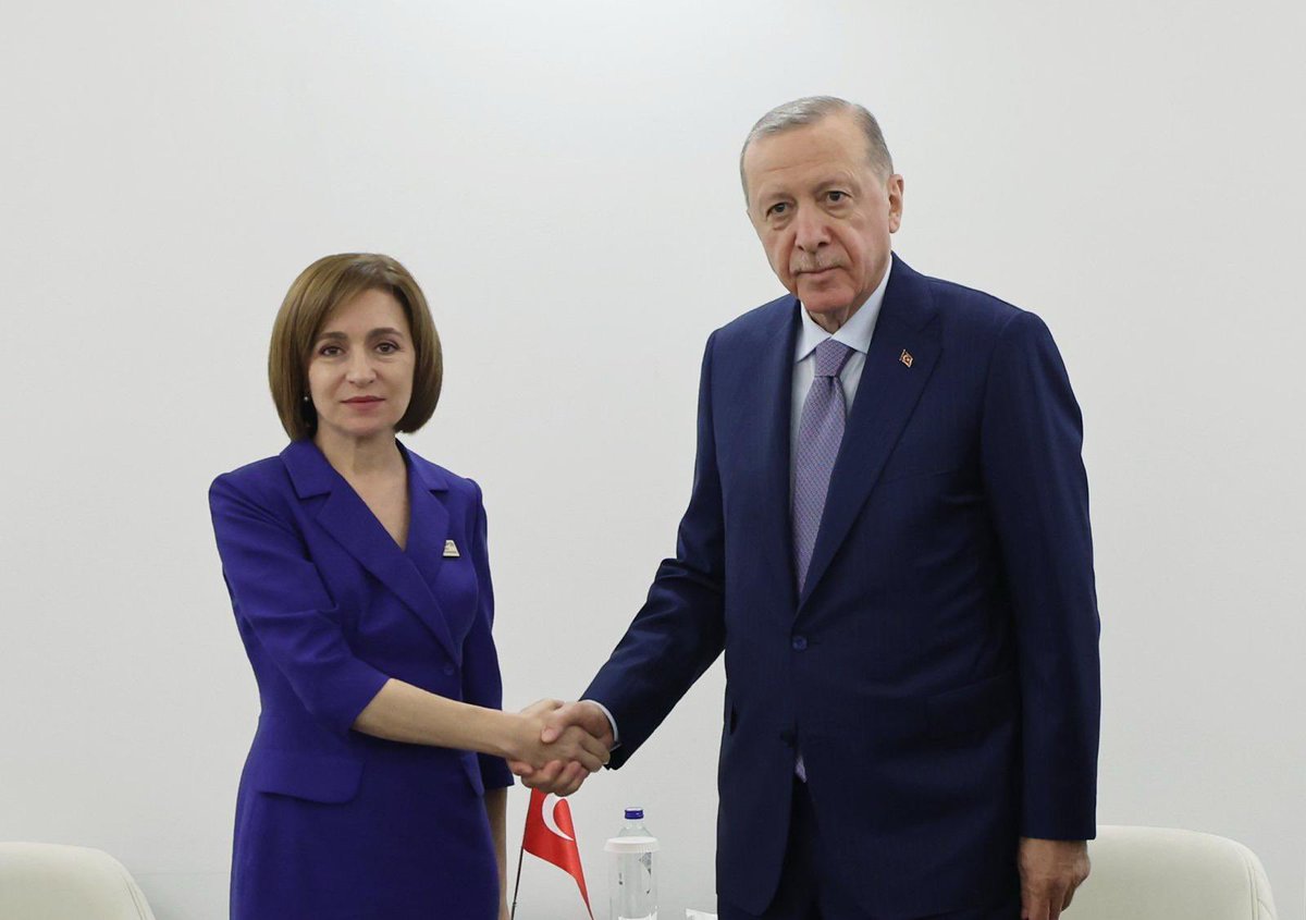 Azerbaycan'da düzenlenen Dünya Liderleri İklim Zirvesi’ne katılan Cumhurbaşkanımız Recep Tayyip Erdoğan, Moldova Cumhurbaşkanı Maia Sandu ile bir araya geldi.