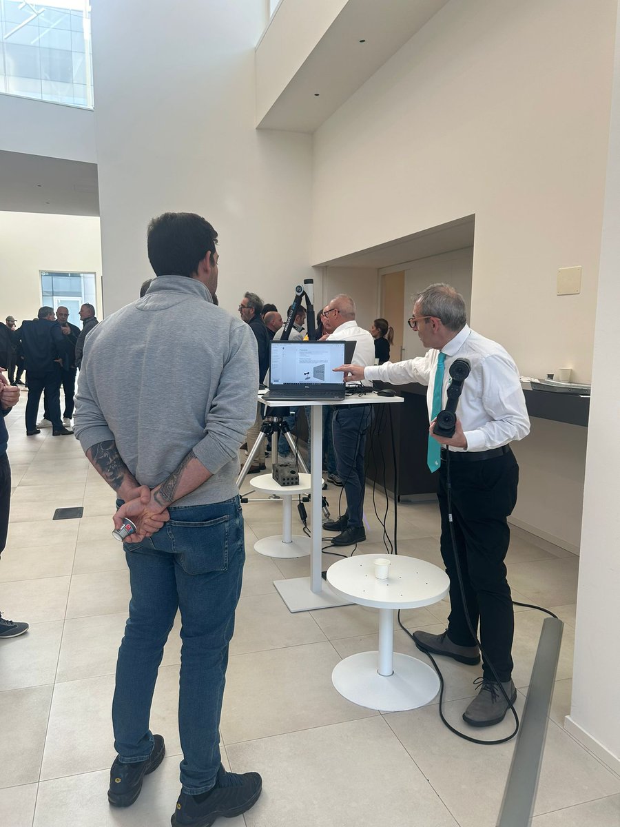 veroproject_it's tweet photo. La giornata continua con  la presentazione di un braccio di misura portatile concepito per essere  utilizzato ovunque e da chiunque!
I bracci di misura portatili di @HexagonMI  
#hexagon #veroproject https://t.co/p914m8ZC4t