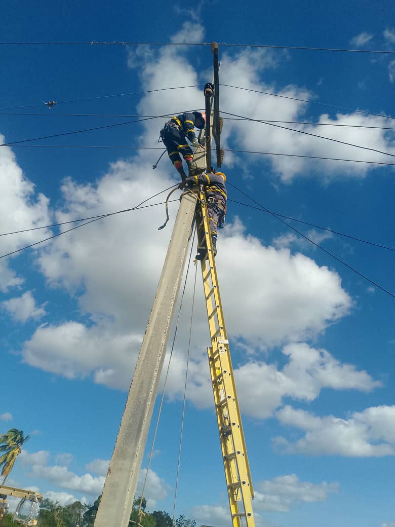 En acción, desde el amanecer, el Contingente eléctrico villaclareño Ernesto Guevara.
#ElectricosVillaclareños
#JuntosPorVillaClara