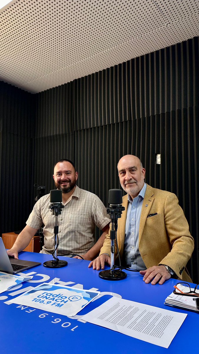 Perrinbee's tweet photo. Cada martes a las 9 hrs nos juntamos para disfrutar Sonrisas en Frecuencia con el Dr Álvaro Muñoz .
Una breve repaso con temas de Salud Bucal . No se lo pierda!
@radiounach_cl https://t.co/rBds5eY06P