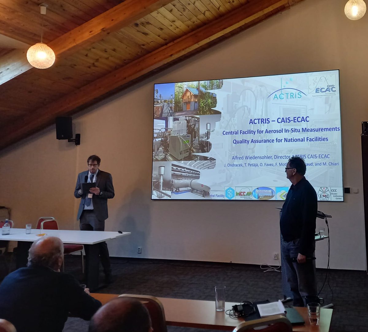Zahájení plenární přednášky na konferenci Ovzduší v ČASe o zajištění standardu kvality měření ACTRIS od prof. Alfreda Wiedensholera.
