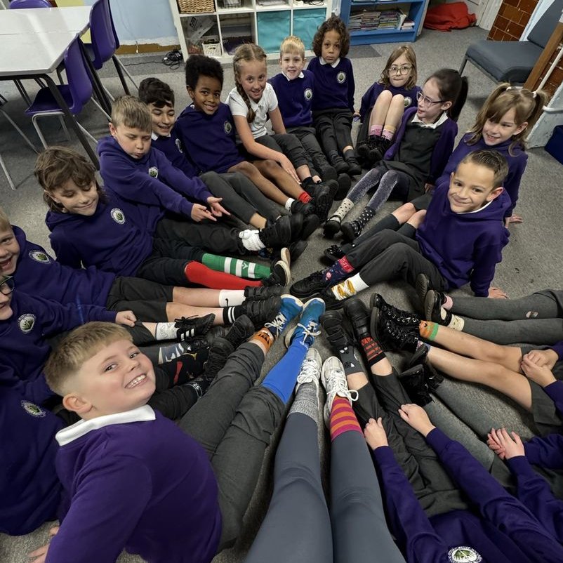 Heddiw, rydyn ni'n gwiso sanau od i godi ymwybyddiaeth am wythnos wrth-fwlio 🛑

Today, we're wearing odd socks to raise awareness about anti-bullying week 🛑

<a href="/ABAonline/">Anti-Bullying Alliance #AntiBullyingWeek</a> <a href="/ygsantcurig1/">YGSantCurig</a> <a href="/YGSC_Pennaeth/">YGSantCurigPennaeth</a>