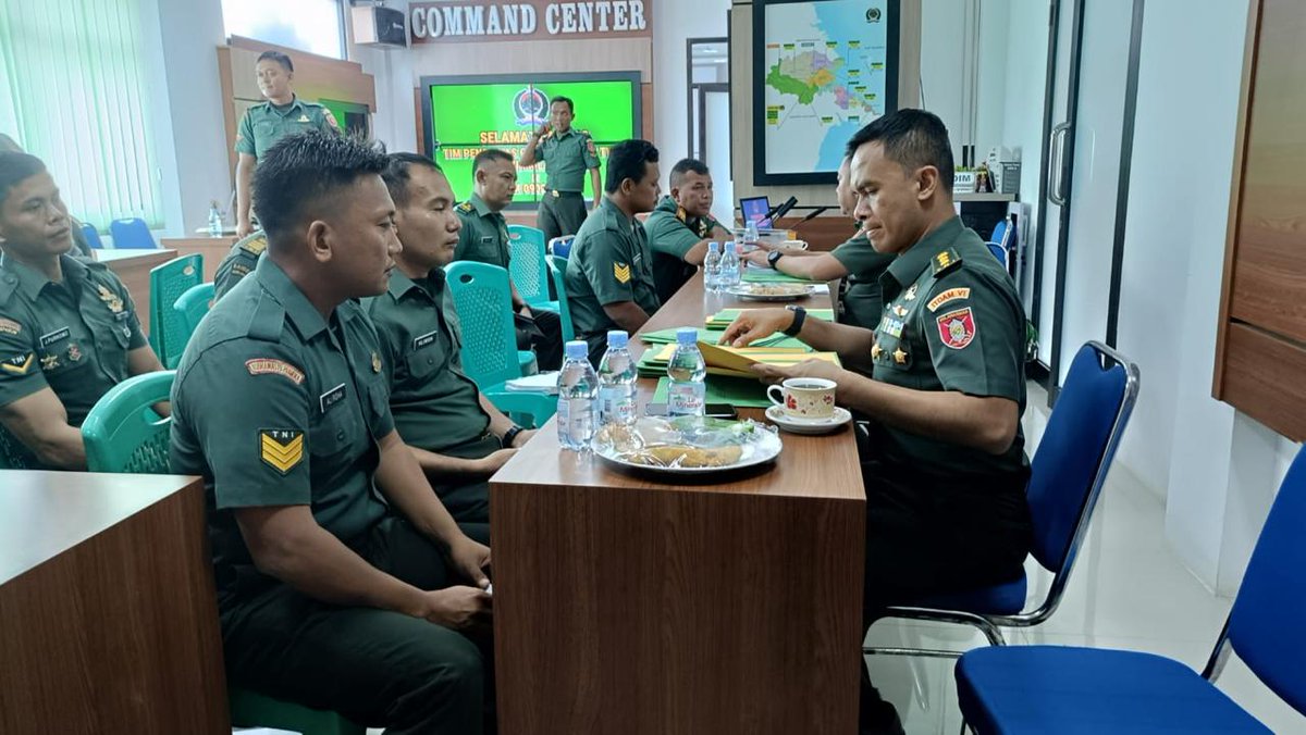 Trd0902's tweet photo. Pendim0902BERAU - Bertempat di ruang Vicon Kodim 0902/Berau Jl. Pulau Semama Kec. Tanjung Redeb Kab. Berau, Kepala Staf Kodim Mayor Inf Biringallo, S. Sos., menyambut kehadiran Tim Wasrik Itdam VI/Mlw dalam rangka giat wasrik current audit. Senin (11/11/2024). https://t.co/J5FCS6XJlb