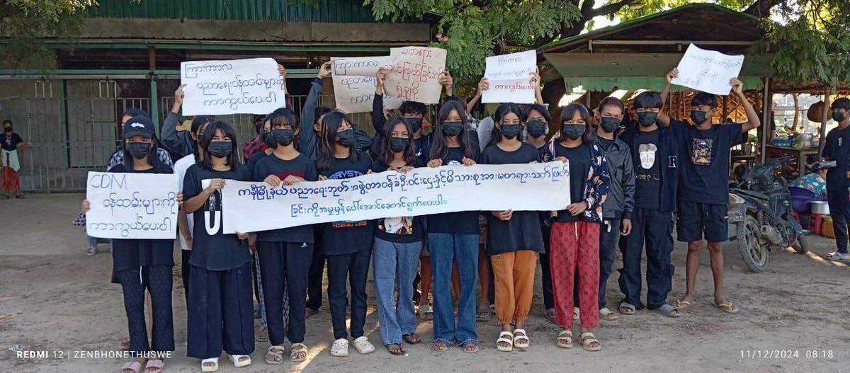 KawhmuEducation's tweet photo. ကနီမြို့နယ်ပညာရေးတာဝန်ခံ ဦးဝင်းဌေးကို မတရားသတ်ဖြတ်ခံရမှုအတွက် အမှုမှန်ပေါ်ပေါက်ရေး ဒီပဲယင်းမြို့နယ်ပြည်သူ့အခြေပြု ကျောင်းတစ်ကျောင်းမှ ကျောင်းသူ/သားများနှင့် ဆရာ/မများ၏ လှုပ်ရှားမှုမှတ်တမ်းများ။ @NUGMOE @NUGMyanmar
#Teacher_Hero_Win_Htay
#CDMers
#StopKillingOurTeacher https://t.co/GJEPLIrle2