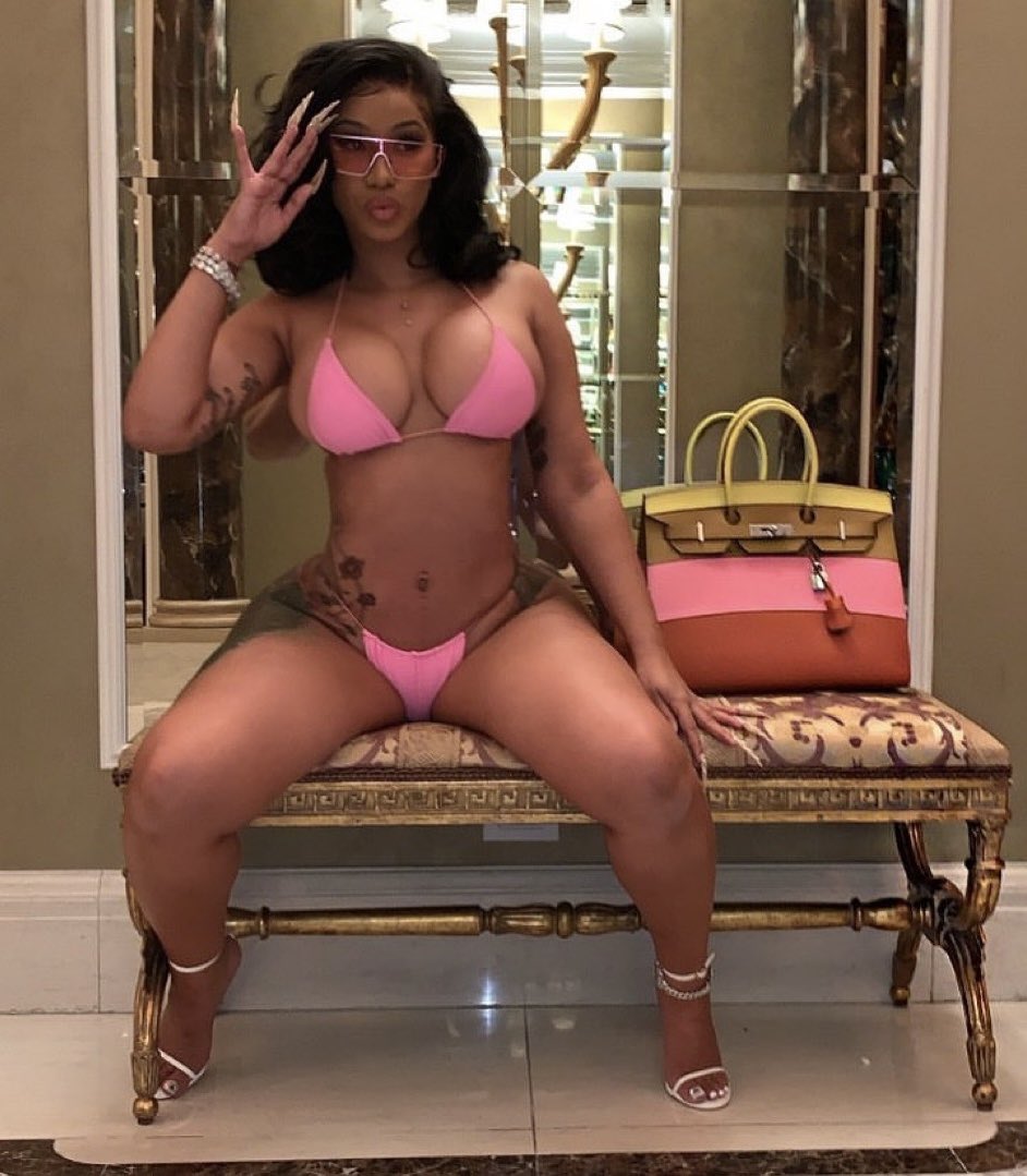 kwanzaa652's tweet photo. Real recognize Real! Real b!tches 🤎 @iamcardib https://t.co/fsJhqYa8mD
