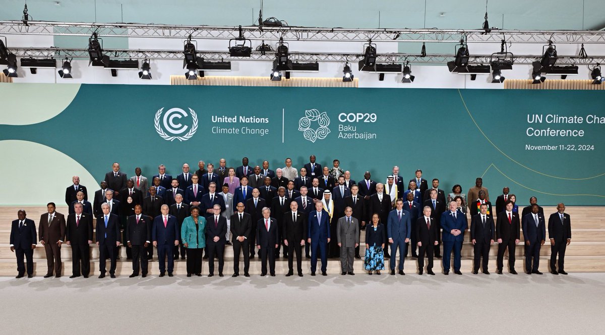 Michael Bloss (@micha_bloss) on Twitter photo Ein dystopisches Bild.
Staats- und Regierungschefs und Cheffinnen treffen sich zum globalen Klimaschutz.
Nicht dabei: @Bundeskanzler, <a href="/vonderleyen/">Ursula von der Leyen</a> und <a href="/EmmanuelMacron/">Emmanuel Macron</a>, <a href="/POTUS/">President Donald J. Trump</a>.
Victor Orbán repräsentiert Europa!
So wird das scheitern und damit unsere Zukunft! Ein dystopisches Bild.
Staats- und Regierungschefs und Cheffinnen treffen sich zum globalen Klimaschutz.
Nicht dabei: @Bundeskanzler, <a href="/vonderleyen/">Ursula von der Leyen</a> und <a href="/EmmanuelMacron/">Emmanuel Macron</a>, <a href="/POTUS/">President Donald J. Trump</a>.
Victor Orbán repräsentiert Europa!
So wird das scheitern und damit unsere Zukunft!