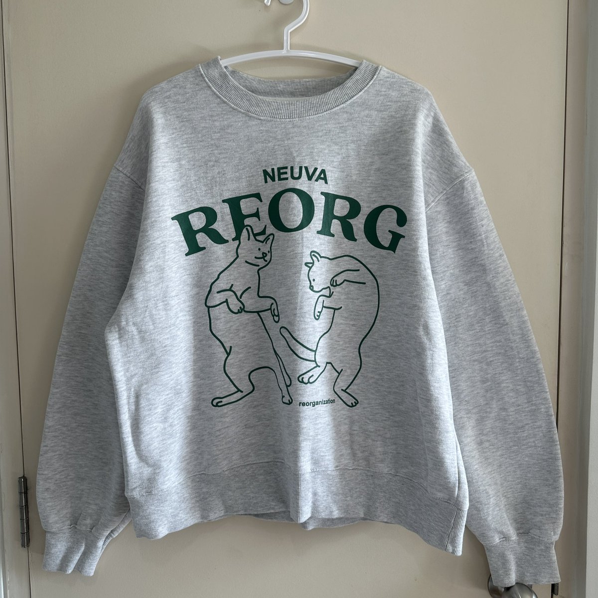 Octoberstuff's tweet photo. REORG DANCING CATS PRINTING SWEATSHIRTS WHITE GRAY น้องแมวสกรีนเขียวน่ารักมาก สายน้องเมี๊ยวตัองจัดแล้ว 
♡9/10 Size : อก 48 ยาว 24 Price : 350 บาท ส่งฟรี #สเวตเตอร์เกาหลี #สเวเตอร์เกาหลีมือสอง #ตลาดนัดBUS #พรีออร์เดอร์เกาหลี #ส่งต่อเสื้อผ้ามือสอง #reorg https://t.co/ixR2NcBrlm